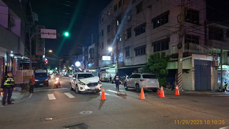 台灣新聞通訊社-撞擊瞬間曝光!2轎車迎面對撞「蹦!」巨響引目光 4人掛彩急送醫