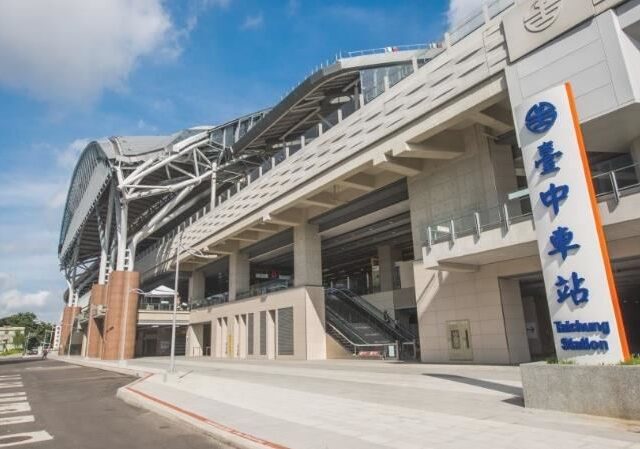 台灣新聞通訊社-台中車站公車月台跌倒摔斷手！婦怒告交通局提國賠…法官准了判賠30萬