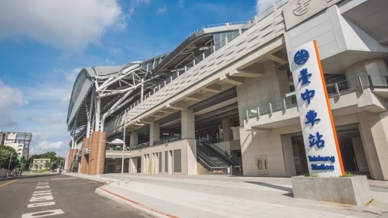 台灣新聞通訊社-台中車站公車月台跌倒摔斷手!婦怒告交通局提國賠…法官准了判賠30萬