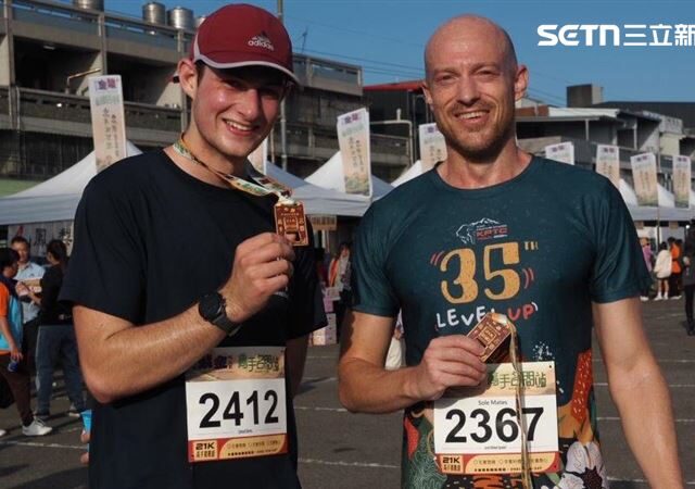 台灣新聞通訊社-1500人跑進受天宮…視障者無懼參賽！罕見「御守開瓶器獎牌」亮相