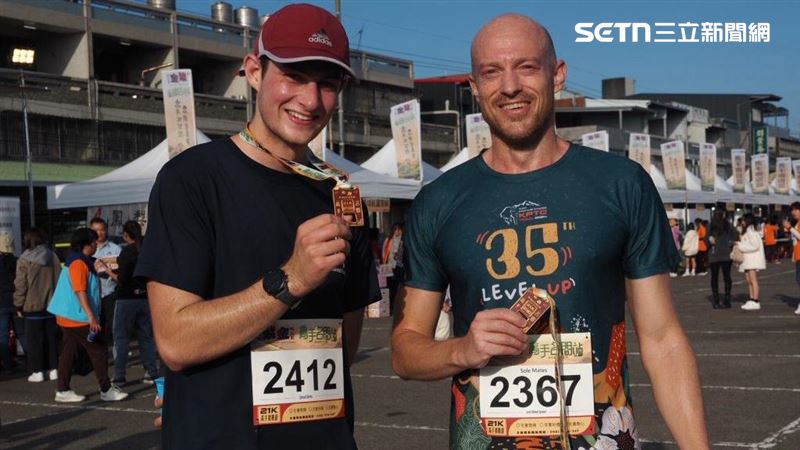 台灣新聞通訊社-1500人跑進受天宮…視障者無懼參賽！罕見「御守開瓶器獎牌」亮相