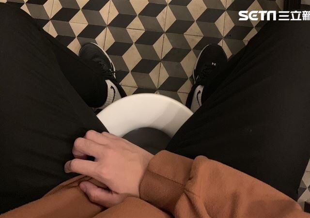 台灣新聞通訊社-上完廁所記得檢查糞便！耶魯醫警告「這形狀」恐罹患大腸癌