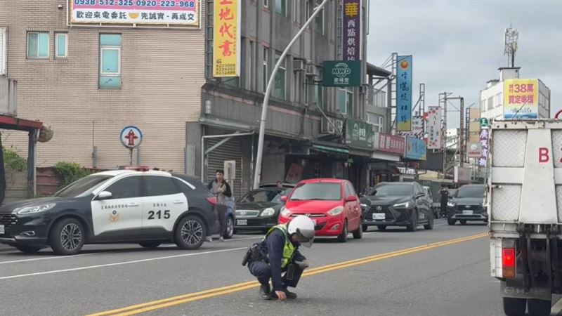 台灣新聞通訊社-排除車禍事故！宜蘭暖警細心蹲地檢玻璃　網友感動大讚：台灣最美風景