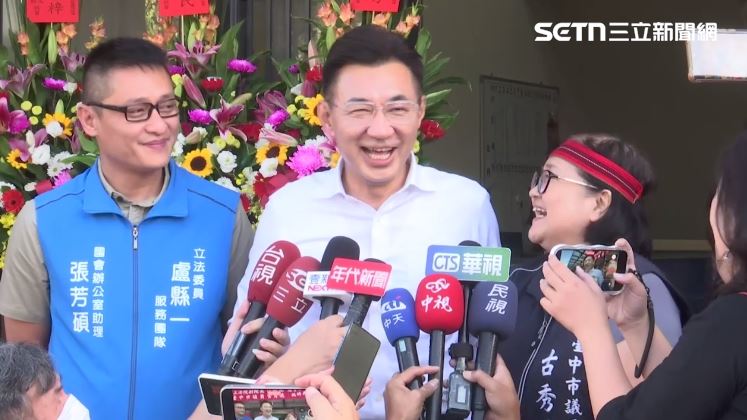 台灣新聞通訊社-楊瓊瓔表態選台中市長喊「姊弟一起登山」 江啟臣笑:我姊姊好多喔