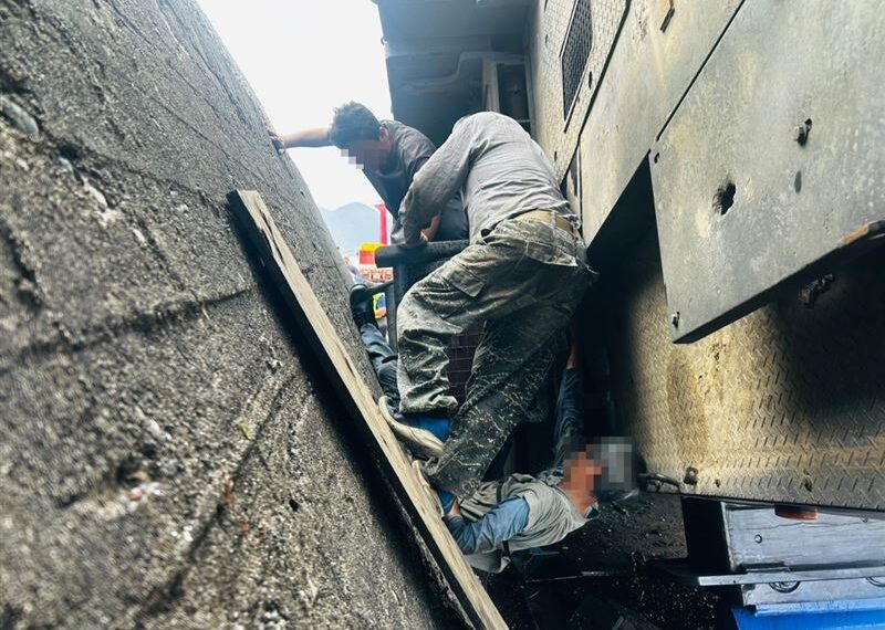 台灣新聞通訊社-台東成功漁港吊車翻覆！受困工人釀1死1傷悲劇　救援期間一度起火燃燒