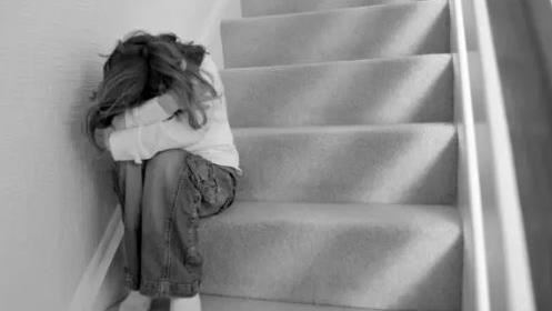 台灣新聞通訊社-3未成年少女坐檯陪酒!工作2小時賺400元 遇警臨檢竟被「塞冰箱」