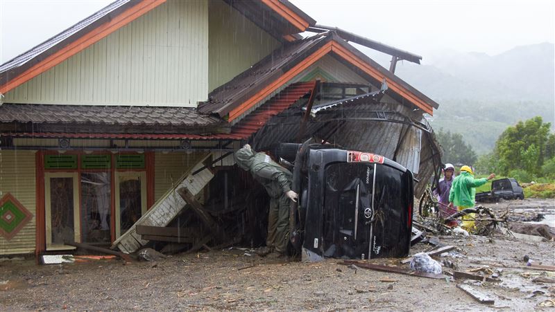 台灣新聞通訊社-印尼蘇門答臘洪災奪至少248命 災區道路全斷增救援難度官方憂死亡數升