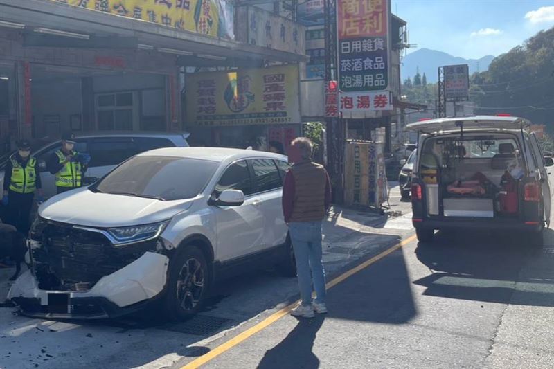 台灣新聞通訊社-熱心牙醫台中山區巡診！「累到自撞商店」波及4車　車體零件碎滿地