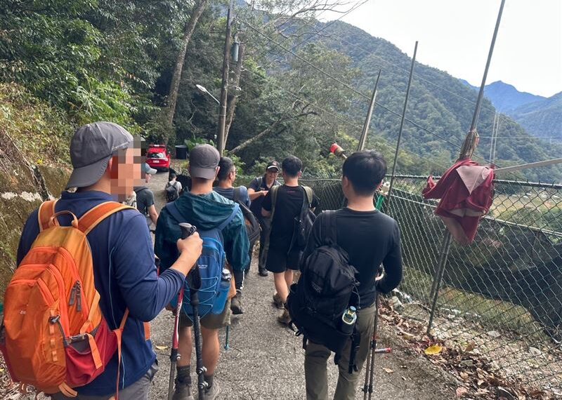 台灣新聞通訊社-攀馬崙山遭虎頭蜂攻擊！6人急下山送醫　1男全身被螫15處險痛暈