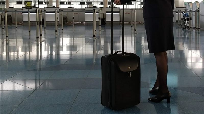 台灣新聞通訊社-男搭機偷拍空姐PO網「評論制服」吸26萬瀏覽　侵害肖像權判賠5萬