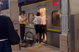 台灣新聞通訊社-台鐵永康站男爆走卡車門、怒摔腳踏車　嗆「我海陸士官長」報梯次下場曝