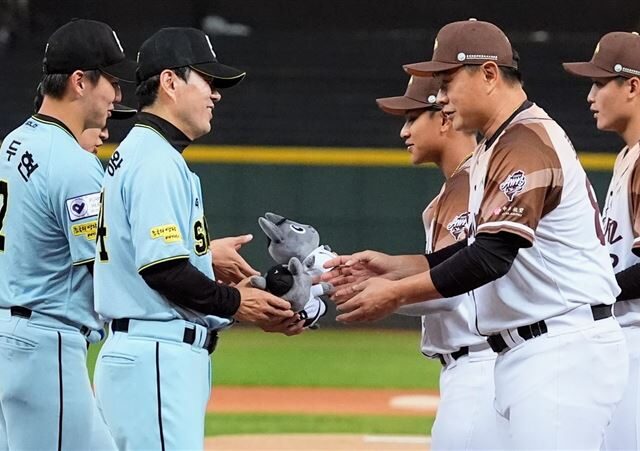 台灣新聞通訊社-冬盟／韓職聯隊最終台灣表謝意　彭政閔領軍贈禮期待未來台韓棒球再合作