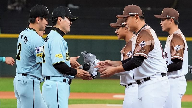 台灣新聞通訊社-冬盟/韓職聯隊最終台灣表謝意 彭政閔領軍贈禮期待未來台韓棒球再合作