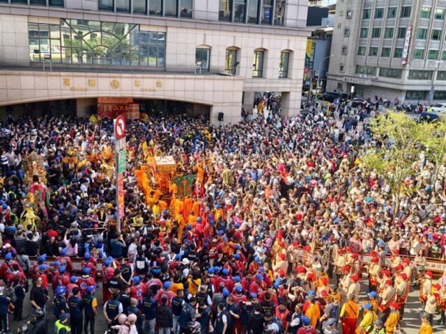 台灣新聞通訊社-北港媽抵萬華迎駕人潮爆滿　青山王祭170周年點燃艋舺