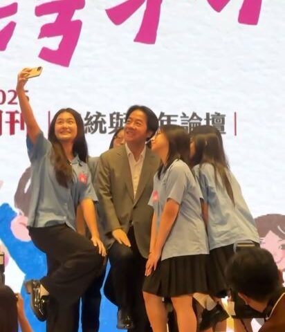 台灣新聞通訊社-賴清德和學生合照「超萌1動作」曝！網全被甜暈：不愧是威廉總統