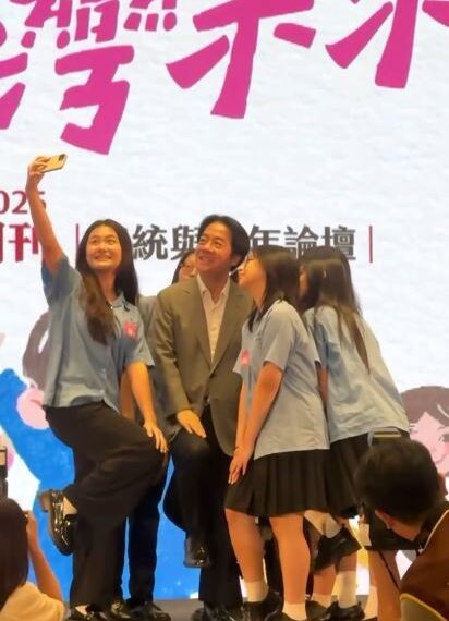 台灣新聞通訊社-賴清德和學生合照「超萌1動作」曝！網全被甜暈：不愧是威廉總統