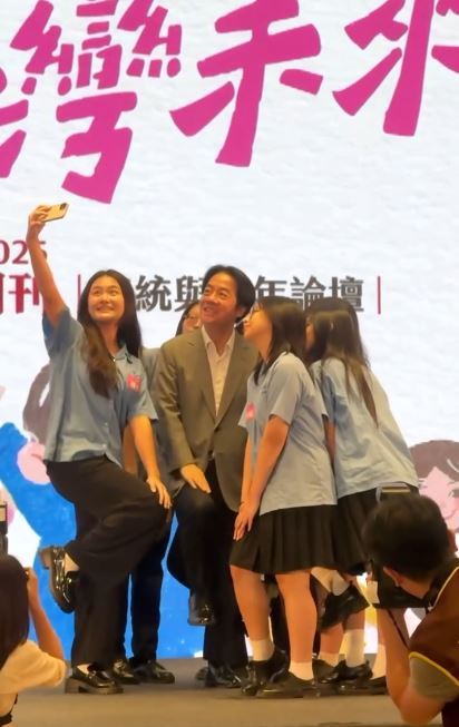 台灣新聞通訊社-賴清德和學生合照「超萌1動作」曝！網全被甜暈：不愧是威廉總統