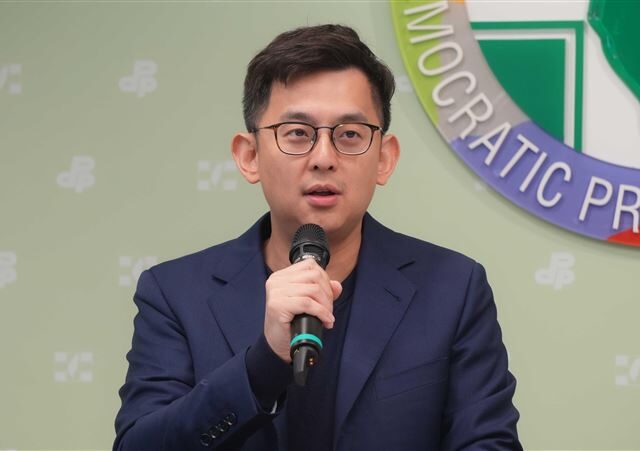 台灣新聞通訊社-黃國昌批「民主假」擋青年投票　卓冠廷嗆：等頭腦清楚後再發言