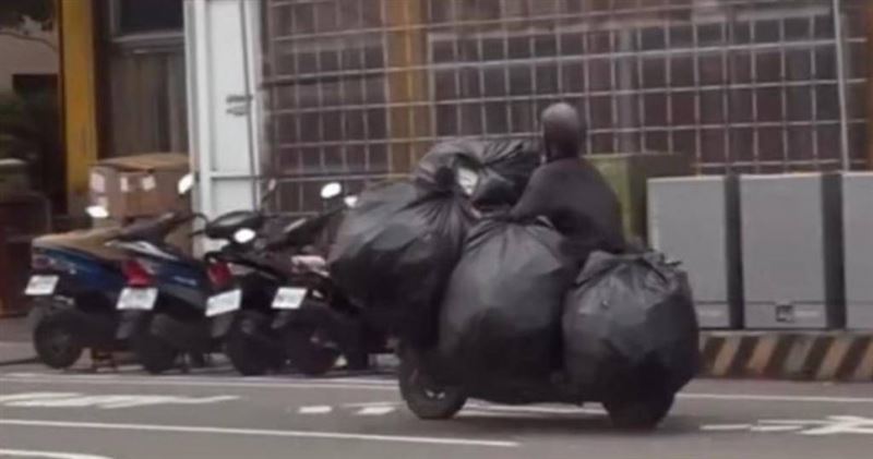 台灣新聞通訊社-移動回收站? 高雄騎士掛滿「5大袋」違規上路 恐遭重罰金額曝