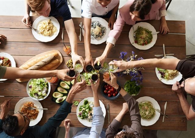 台灣新聞通訊社-接到陌生阿嬤邀約！少年1句玩笑話成真　10年後仍在感恩節「回家吃飯」