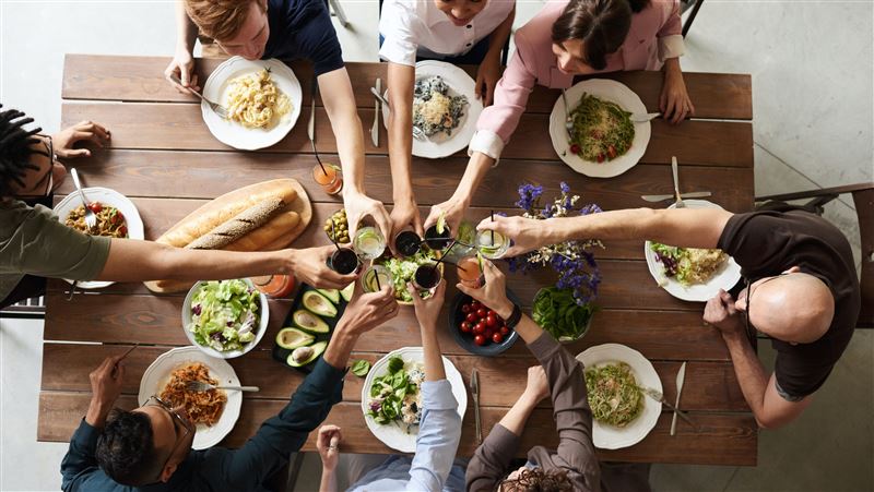 台灣新聞通訊社-接到陌生阿嬤邀約!少年1句玩笑話成真 10年後仍在感恩節「回家吃飯」