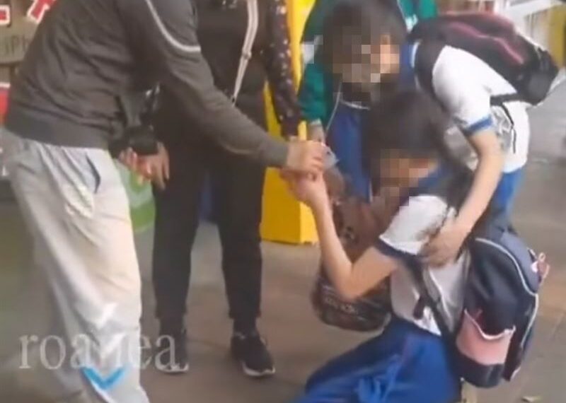 台灣新聞通訊社-老婦霸佔錢嗆「撿到就是我的」！女同學淚崩下跪　影片曝光網罵爆