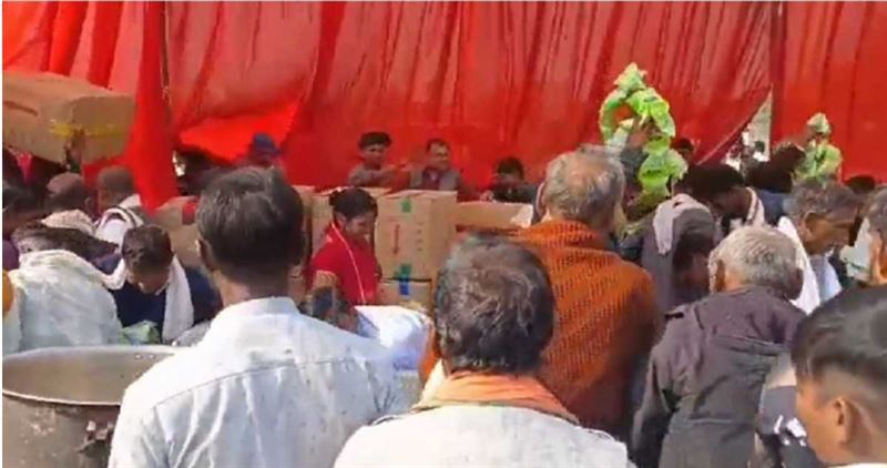 台灣新聞通訊社-集體婚禮變「戰場」！383對新人剛完婚　賓客瘋搶洋芋片爆踩踏意外