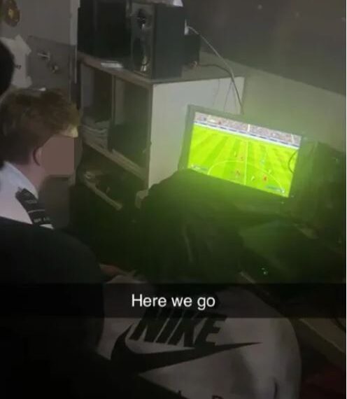 台灣新聞通訊社-這在牢房！英國獄警竟和囚犯玩「足球電動 FIFA」　超扯畫面曝光