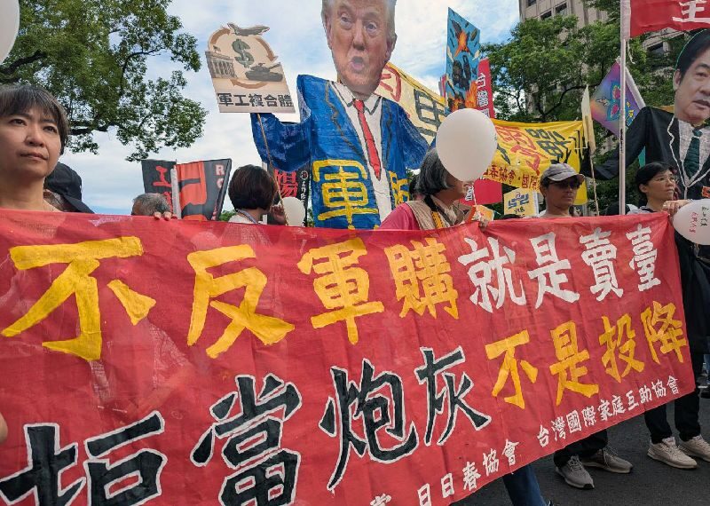 台灣新聞通訊社-秋鬥百人上街 批逾兆元國防預算恐排擠教育社福