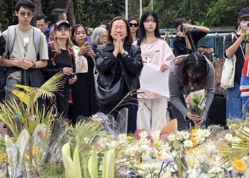 台灣新聞通訊社-香港大火罹難者增至146人 大批港人排1.6公里長隊獻花致意