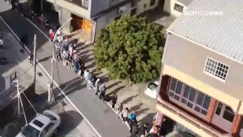 台灣新聞通訊社-板凳大軍出動！千人擠白沙屯拱天宮　排隊搶領媽祖月曆