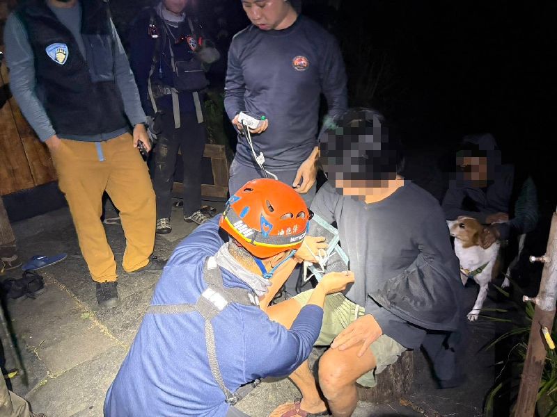 台灣新聞通訊社-屏東5人疑誤食大花曼陀羅獲救　登山未投保擬開罰