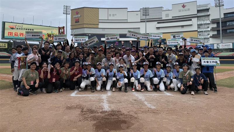 台灣新聞通訊社-台灣女子棒球亞洲第2名! 辜仲諒大讚:你們是台灣的驕傲