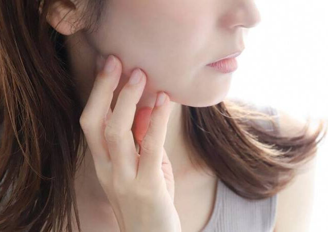 台灣新聞通訊社-妙齡女砸12.4萬整形！遭護理師「誤剪耳垂」　淚崩：變桃子屁股