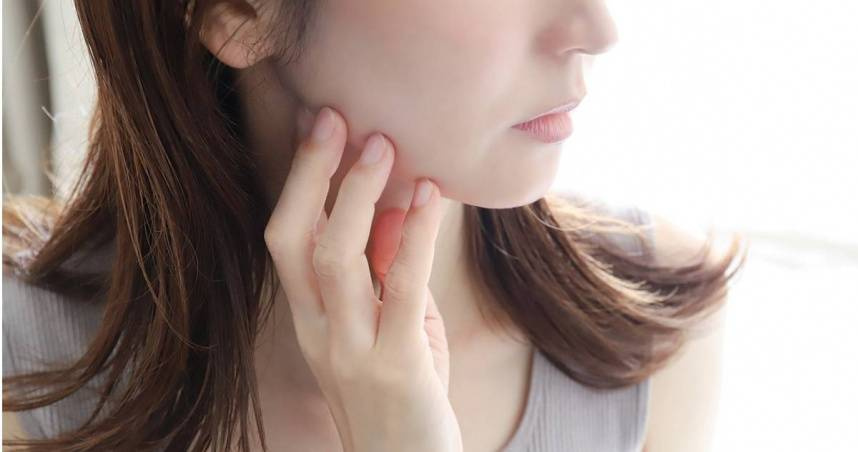 台灣新聞通訊社-妙齡女砸12.4萬整形!遭護理師「誤剪耳垂」 淚崩:變桃子屁股