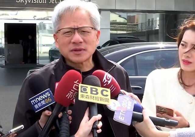 台灣新聞通訊社-黃仁勳快閃台灣再訪內湖人氣麵店！霸氣1舉全場嗨　按摩驚人小費曝