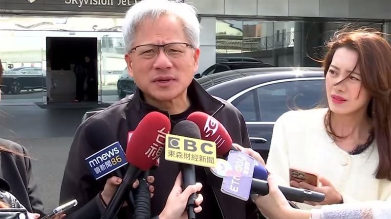 台灣新聞通訊社-黃仁勳快閃台灣再訪內湖人氣麵店!霸氣1舉全場嗨 按摩驚人小費曝