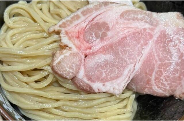 台灣新聞通訊社-麵屋一燈叉燒肉「粉到透亮發光」遭疑沒熟　業者出面澄清：是肌紅蛋白