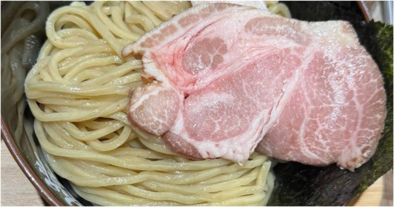 台灣新聞通訊社-麵屋一燈叉燒肉「粉到透亮發光」遭疑沒熟　業者出面澄清：是肌紅蛋白