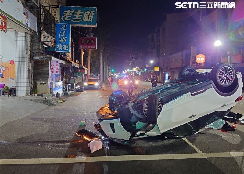 台灣新聞通訊社-台中26歲女酒駕自撞「烏龜翻」!狼狽爬車外狂吐…酒測值超標下場曝光