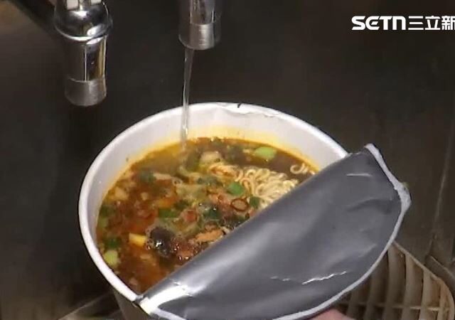 台灣新聞通訊社-超商店員上班吃泡麵！店長調閱監視器一看怒炸　他慘遭法官判刑4月