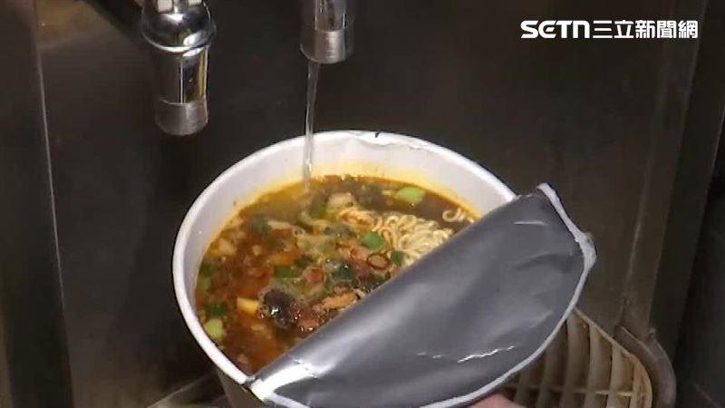台灣新聞通訊社-超商店員上班吃泡麵！店長調閱監視器一看怒炸　他慘遭法官判刑4月