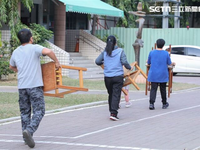 台灣新聞通訊社-15萬套木製課桌椅開放領取！台中市汰換中小學課桌椅…學生每人可領2套