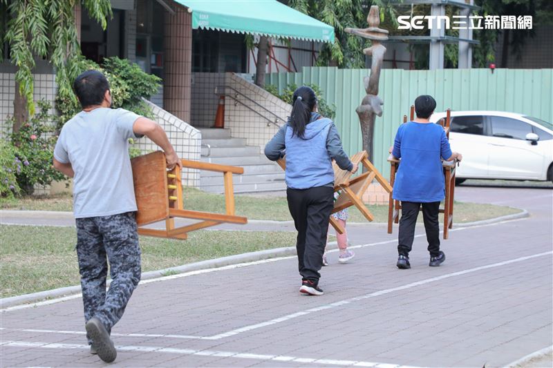 台灣新聞通訊社-15萬套木製課桌椅開放領取！台中市汰換中小學課桌椅…學生每人可領2套