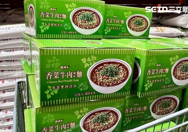 台灣新聞通訊社-直擊／好市多黑五「1泡麵」狂搬50箱！週末人潮翻倍　暖暖包、電視超夯