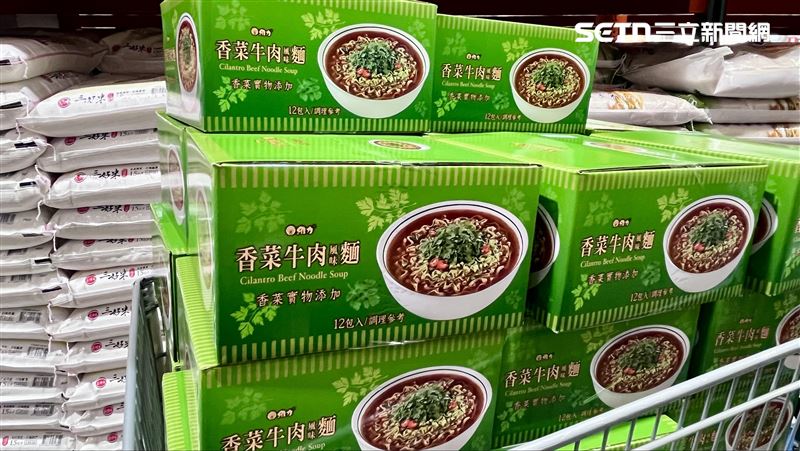 台灣新聞通訊社-直擊/好市多黑五「1泡麵」狂搬50箱!週末人潮翻倍 暖暖包、電視超夯