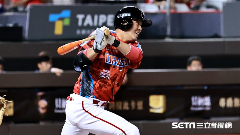 台灣新聞通訊社-中職／生涯百轟M2！郭嚴文3年內2度遭戰力外　球迷喊話樂天桃猿簽回他
