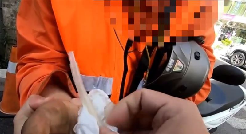 台灣新聞通訊社-幫買便當違規被攔驗出毒駕…同事得知錯愕「餐點在路上,外送員被警抓」