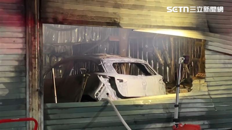 台灣新聞通訊社-高雄某汽車保養廠凌晨大火爆炸聲不斷…「婦陳屍2樓」兒到場悲慟崩潰