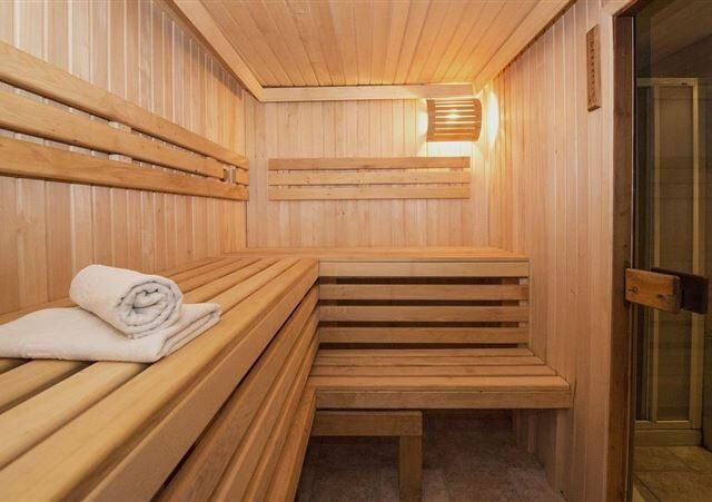 台灣新聞通訊社-健身中心驚藏「多P性愛暗房」外國客也朝聖…201男全裸被逮滿地套套